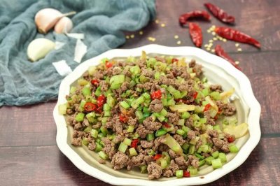 芹菜牛肉粒